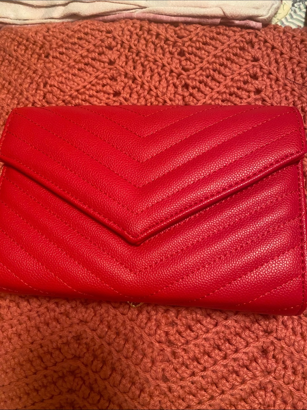 Red envelope style bag. Magnetic close. Interior bill slot and 6 credit cards